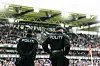 Politi i uniform står foran fulle tribuner under kamp på Lerkendal stadion.