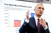 Jens Stoltenberg holder en presentasjon foran en skjerm med budsjettgrafer i Oslo.
