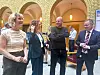Fire politikere står og snakker i Vandrehallen på Stortinget under behandlingen av revidert nasjonalbudsjett.