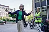 Marit Vea klipper snor i Akersgata i Oslo ved gjenåpningen av gaten.