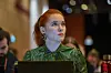 Charlotte Therkelsen sitter foran en datamaskin.