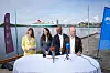 Fire politikere står ved et bord med mikrofoner på en brygge i Oslo under pressekonferanse.