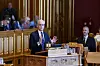 Jonas Gahr Støre taler i Stortinget under spørretimen med politikere i salen.