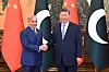 Shehbaz Sharif og Xi Jinping håndhilser foran pakistanske og kinesiske flagg i Beijing.