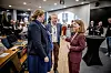 Representanter for LO Stat, Unio stat og arbeidsgiversiden snakker med pressen i et møterom.