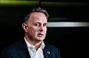 Riksmekler Mats Wilhelm Ruland står foran mikrofoner og svarer pressen etter et møte.