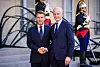 Jonas Gahr Støre og Emmanuel Macron håndhilser foran Élysée-palasset i Paris.