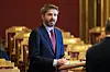 Helse- og omsorgsminister Jan Christian Vestre står ved talerstolen i Stortinget under spørretimen.