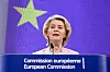 Ursula von der Leyen taler ved et podie merket European Commission foran EU-flagg.