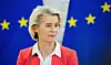 Ursula von der Leyen taler foran EU-flagg under en pressekonferanse i Vilnius.