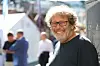 Frederic Hauge smiler utendørs ved Arendalsuka, med mennesker og telt i bakgrunnen.