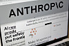 Dataskjerm med Anthropic-nettside og logo vist i en nettleser.