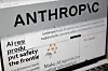 Dataskjerm med Anthropic-nettside og logo vist i en nettleser.