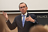 Espen Barth Eide taler under en paneldebatt ved Residence Palace i Brussel.