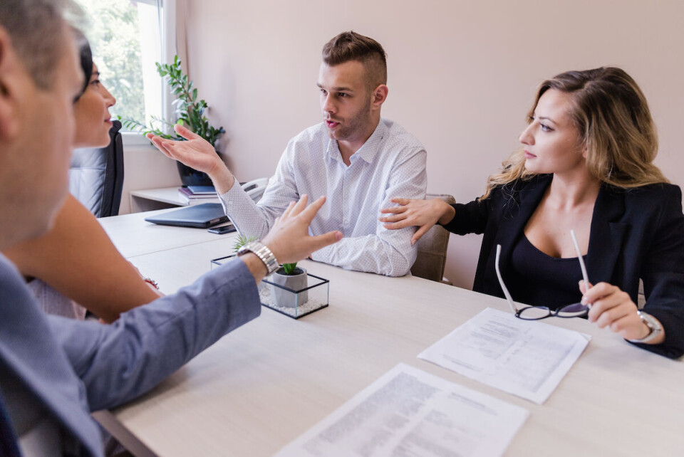 I avdelingsmøter, med for eksempel fire-fem personer, er det ikke uvanlig at én eller to tar ordet straks det blir et tomrom, skriver de fire kronikkforfatterne. Foto: Dobrila Vignjevic / iStock Photos