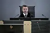 En mann sitter i en rettssal bak en pult under domsavsigelsen i Oslo tingrett.