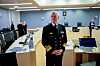 Viseadmiral Nils Andreas Stensønes står i et rettssal under en straffesak i Oslo tingrett.