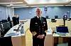 Viseadmiral Nils Andreas Stensønes står i et rettssal under en straffesak i Oslo tingrett.