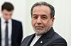 Abbas Araghchi står i Kreml foran et møte med Vladimir Putin i Moskva.