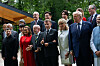 Verdensledere og partnere står samlet for et gruppebilde utendørs under G7-toppmøtet i Frankrike.