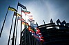 EU- og medlemslandsflagg vaier foran Europaparlamentets bygning i Strasbourg.