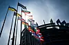 EU- og medlemslandsflagg vaier foran Europaparlamentets bygning i Strasbourg.