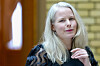 Kirsti Bergstø står i Stortingets vandrehall i Oslo under debatten om drivstoffprisene.