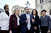 Fem norske politikere står samlet foran Stortinget under en markering på Løvebakken.