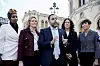 Fem norske politikere står samlet foran Stortinget under en markering på Løvebakken.