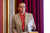 Margret Hagerup står i Stortinget og holder et dokument under en debatt.