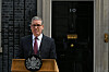 Keir Starmer står ved en talerstol foran inngangen til 10 Downing Street i London.