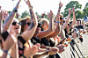 Tette rekker av festivalpublikum med hendene i været foran en scene ved Tons of Rock i Oslo.