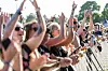 Tette rekker av festivalpublikum med hendene i været foran en scene ved Tons of Rock i Oslo.