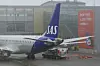 SAS-fly står ved terminalen mens et tankkjøretøy fyller drivstoff på Gardermoen.