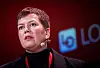 Henriette Jevnaker taler foran en rød bakgrunn med LO-logo under Kartellkonferansen på Sundvollen.