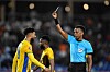 Dommeren viser gult kort til en Gabon-spiller under en fotballkamp i Marrakech.