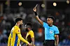 Dommeren viser gult kort til en Gabon-spiller under en fotballkamp i Marrakech.
