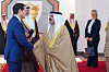 Marco Rubio og Bahrains kong Hamad bin Isa Al Khalifa hilser i et palass, med en amerikansk ambassadør i bakgrunnen.
