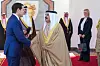 Marco Rubio og Bahrains kong Hamad bin Isa Al Khalifa hilser i et palass, med en amerikansk ambassadør i bakgrunnen.