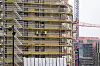 Stillas rundt et bygg under oppføring på Økern i Oslo, med arbeidere i gule vester.