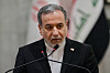Abbas Araghchi taler ved en pressekonferanse i Baghdad med irakisk flagg i bakgrunnen.