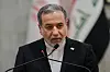 Abbas Araghchi taler ved en pressekonferanse i Baghdad med irakisk flagg i bakgrunnen.