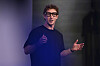 Mark Zuckerberg står på en scene og snakker mens han bruker smartbriller under Metas Connect-konferanse.