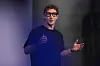 Mark Zuckerberg står på en scene og snakker mens han bruker smartbriller under Metas Connect-konferanse.