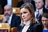 Marit Kristine Vea sitter i Stortinget under spørretimen, med flere personer i bakgrunnen.
