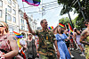 Deltakere går i Pride-paraden i Oslo med regnbueflagg og fargerike klær.