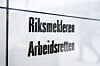 Skilt med teksten Riksmekleren og Arbeidsretten på en vegg.