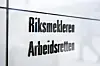 Skilt med teksten Riksmekleren og Arbeidsretten på en vegg.
