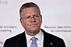 Maros Sefcovic taler til pressen foran en lys vegg med møtetekst.