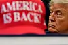 Donald Trump i profil i Det ovale kontor, med en rød «America is Back»-caps i forgrunnen.